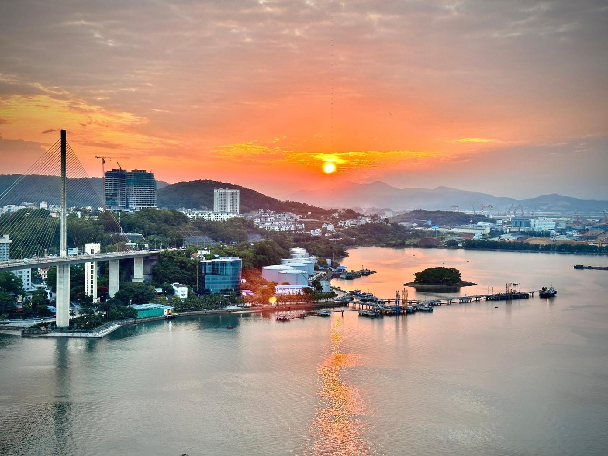 Dobry Halong Bay View Apartment